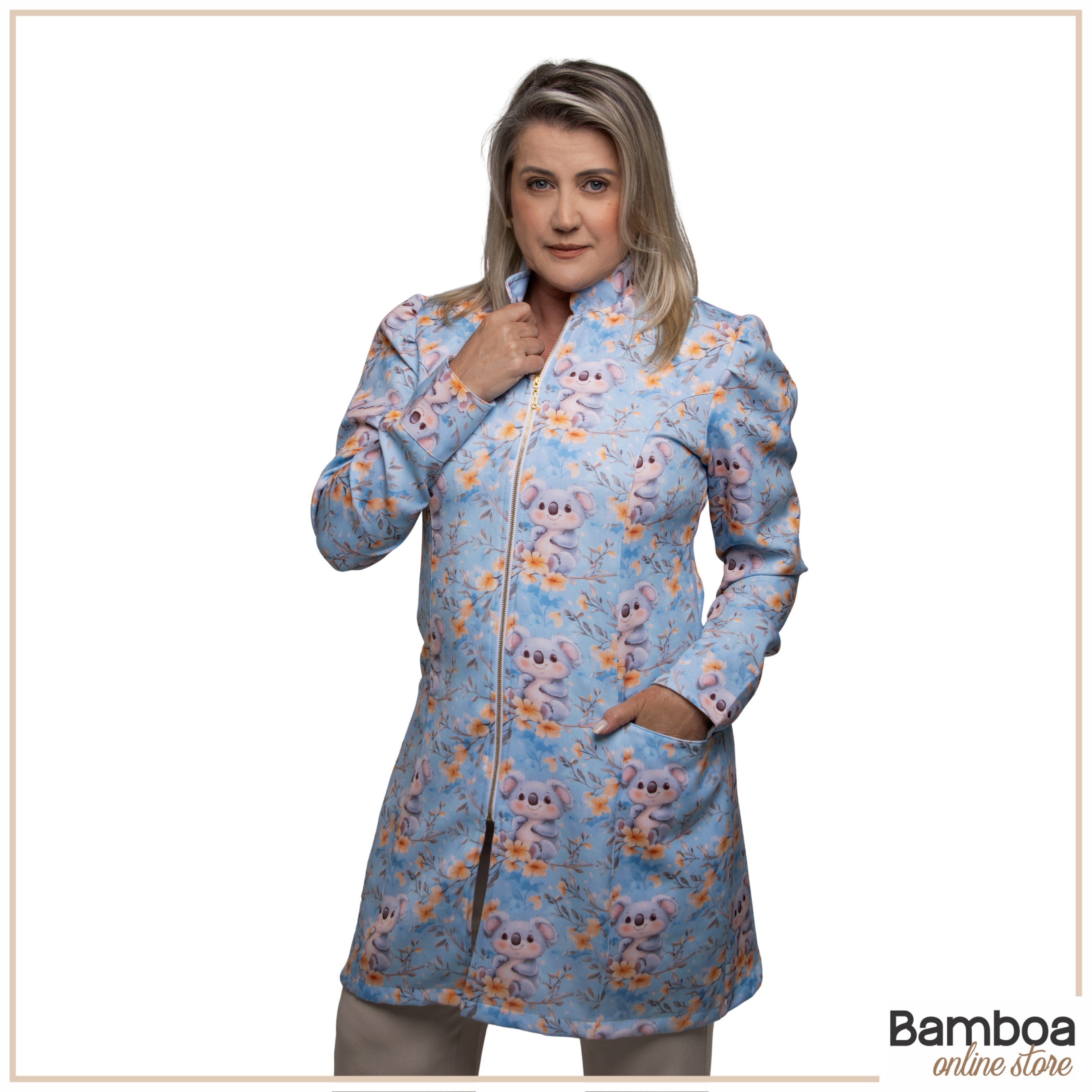 Jaleco Feminino Alfaiataria: Estampa Coala, Manga Princesa e Zíper Dourado